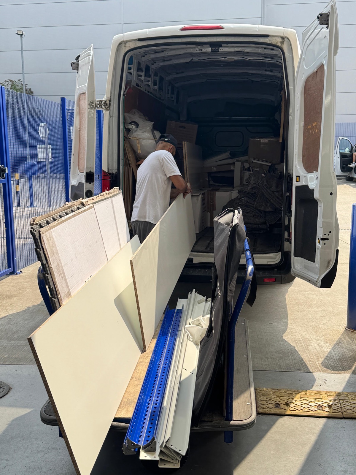 Handy Van Guys. Man & Van Service in Wimbledon London