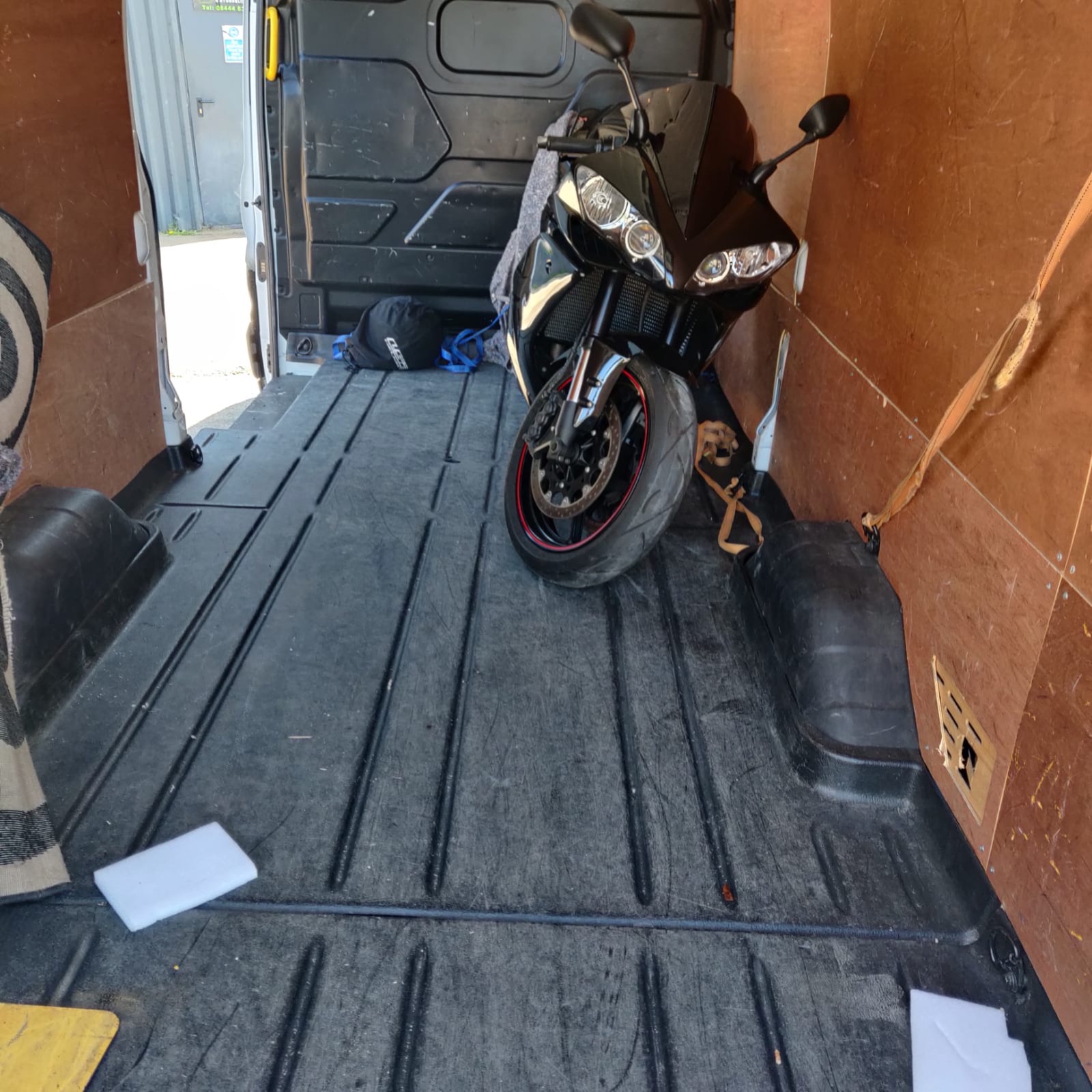Handy Van Guys. Man & Van Service in Wimbledon London